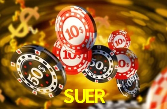 Escena dinámica inspirada en casino con iluminación SUER, cartas, fichas e íconos de juegos digitales en un espacio moderno de juegos.